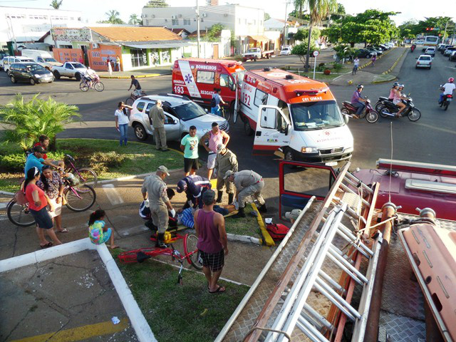 Acidente em horário de “pico” deixa o trânsito lento em avenida 