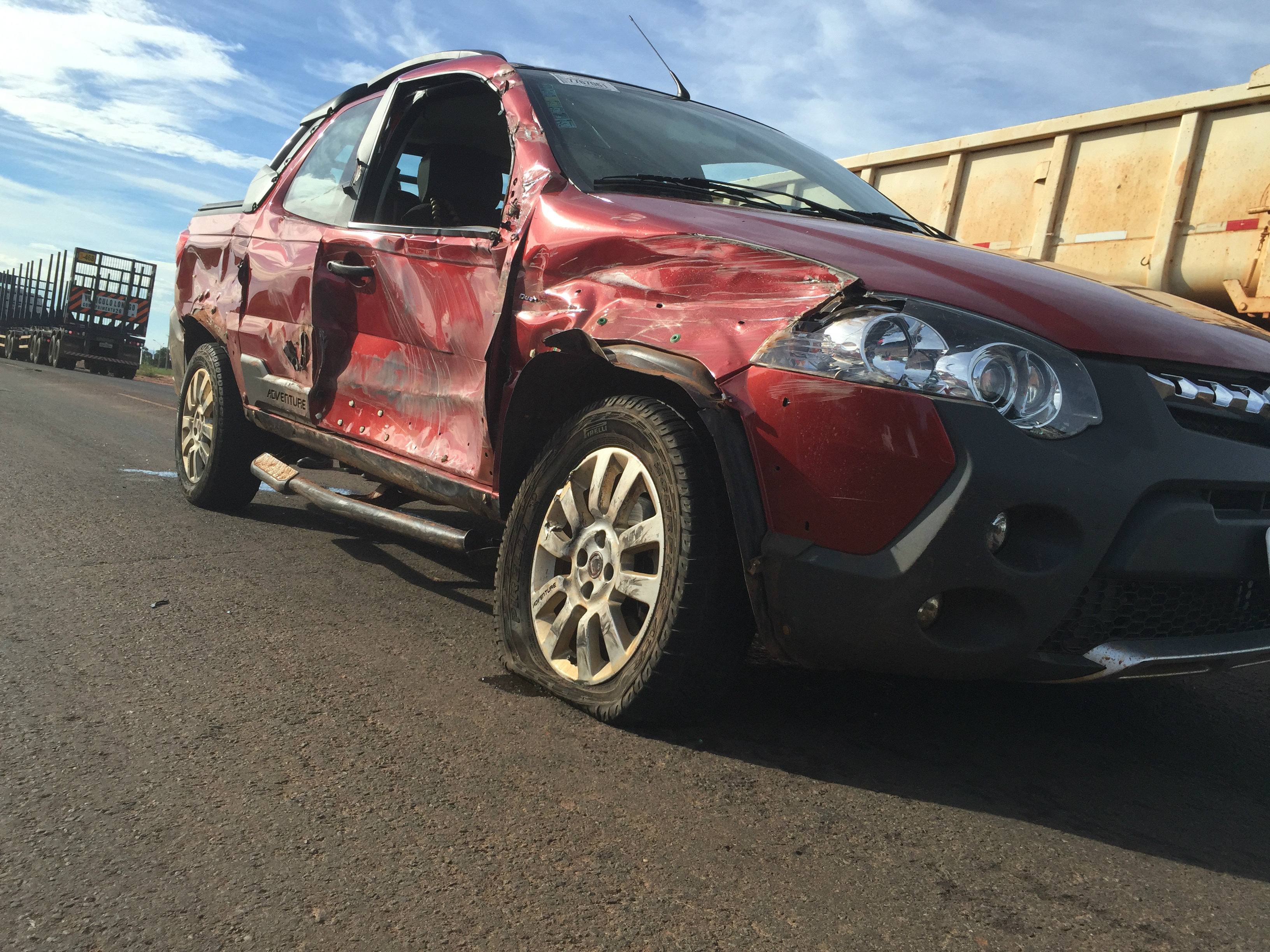  Fiat Strada fica destruída em abalroamento com carreta na BR-158 