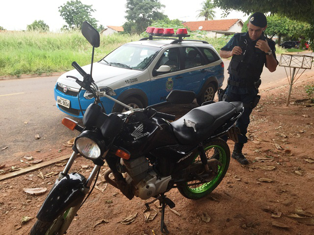 Jovem que teve sua moto furtada encontra seu veículo abandonado próximo a um clube de dança 