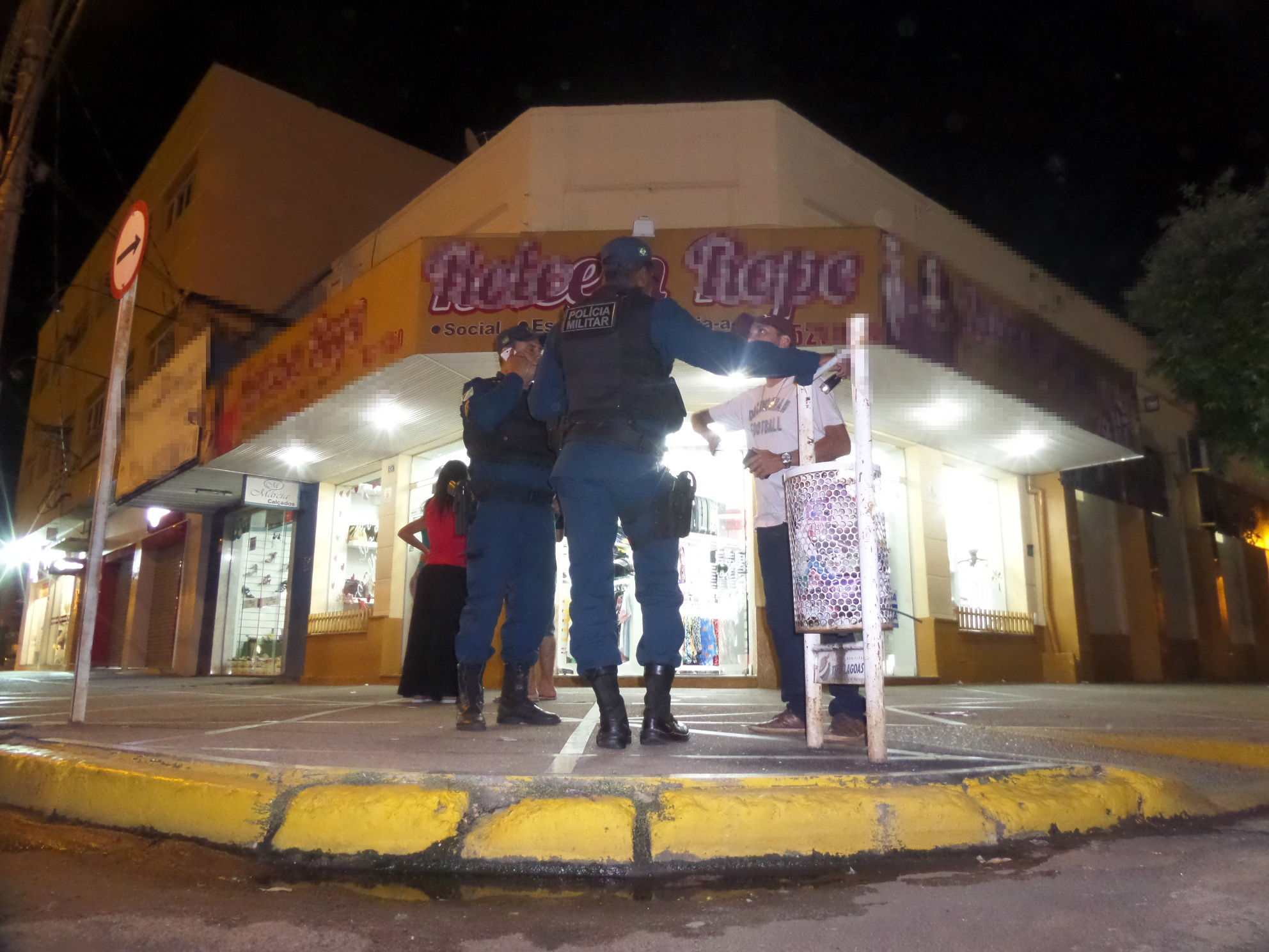 Loja de roupas é invadida na área central na noite deste sábado 