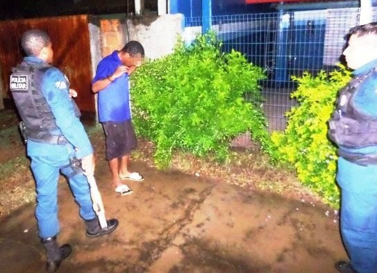 Policial evita suicídio e convence homem a tirar faca do pescoço Policial evita suicídio e convence homem a tirar faca do pescoço