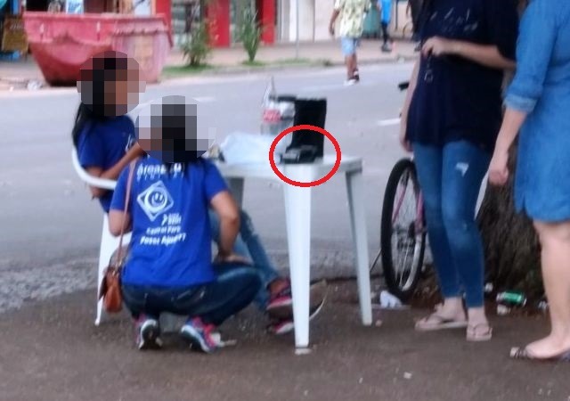 Em horário de serviço, funcionários lancham e não se importam com fila de clientes