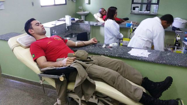 Militares do 5° Grupamento do Corpo de Bombeiros doam sangue em campanha