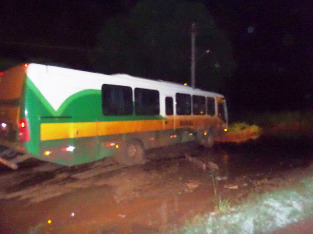 Ônibus que faz a linha rural atola na área urbana de Três Lagoas