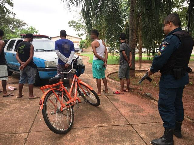 Usuários que fumavam maconha na frente da Polícia Federal são abordados pela PM 