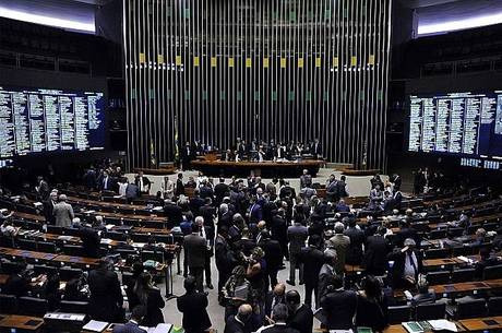 Após informação sobre gravação de Temer vir à tona, deputados gritam 