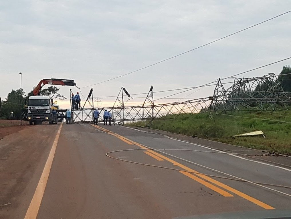 Queda de torres de energia na BR-262 deixa pista parcialmente interditada 