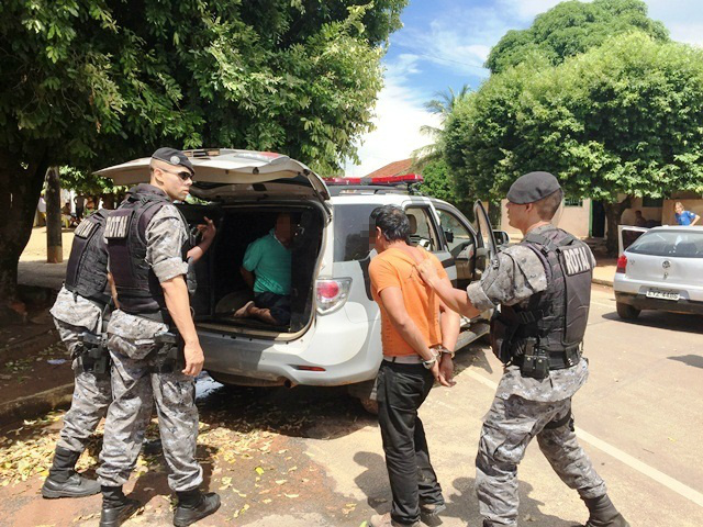 Após perseguição e prisões, polícia apreende drogas, revólveres e munições Após perseguição e prisões, polícia apreende drogas, revólveres e munições