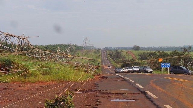 Ventos que derrubaram torres passaram dos 118km/h, diz meteorologista