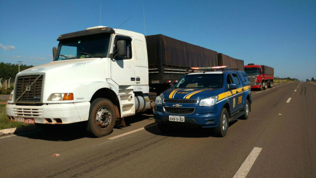 PRF de Três Lagoas intercepta carga com 80 mil pacotes de cigarros contrabandeados