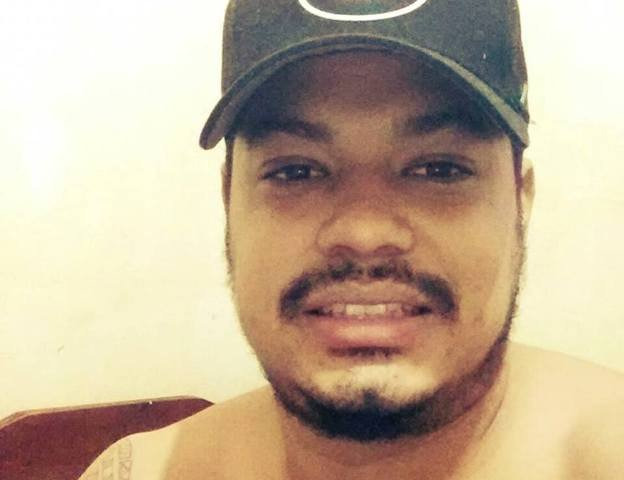 Jovem é assassinado a facadas no bairro Jardim Glória Jovem é assassinado a facadas no bairro Jardim Glória