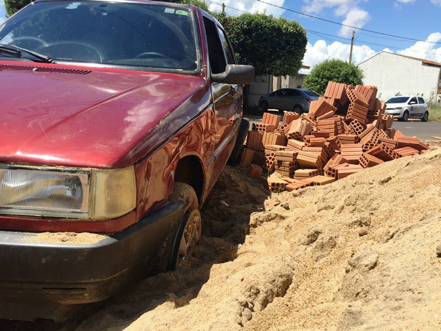 Fiat Uno capota ao bater em carro de universitário no bairro Parque São Carlos 