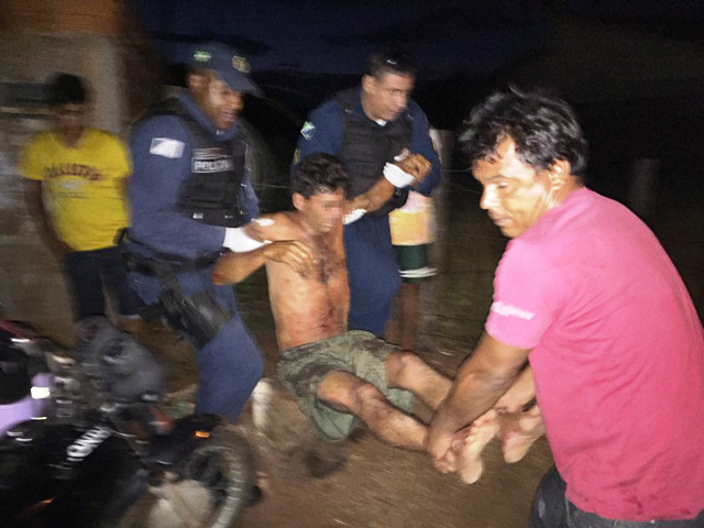 Homem que esfaqueou mulher apanha de jogadores de futebol no Novo Ipanema Homem que esfaqueou mulher apanha de jogadores de futebol no Novo Ipanema