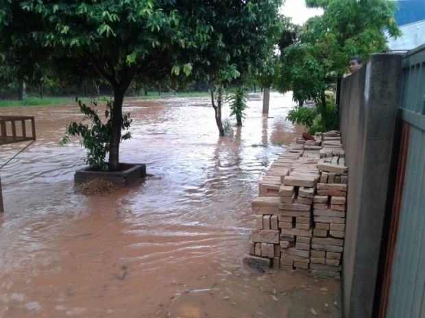 Moradores do Jardim Alvorada voltam a sofrer com inundação por causa das chuvas Moradores do Jardim Alvorada voltam a sofrer com inundação por causa das chuvas