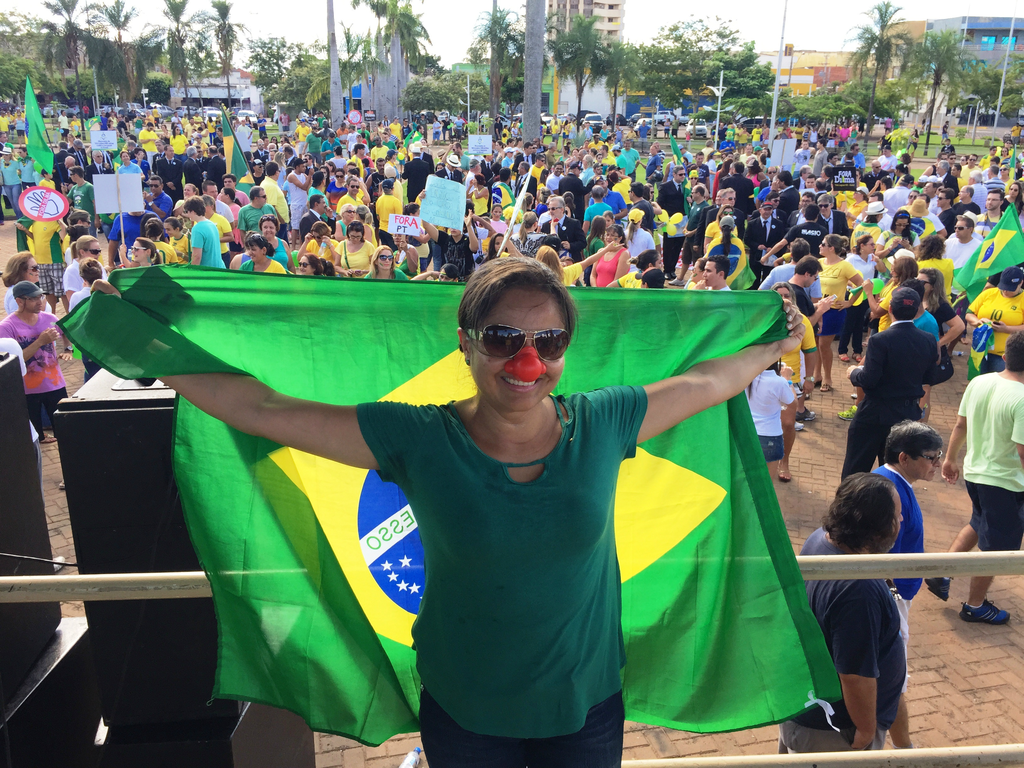Mais de 5 mil três-lagoenses vão às ruas contra o governo Dilma Mais de 5 mil três-lagoenses vão às ruas contra o governo Dilma