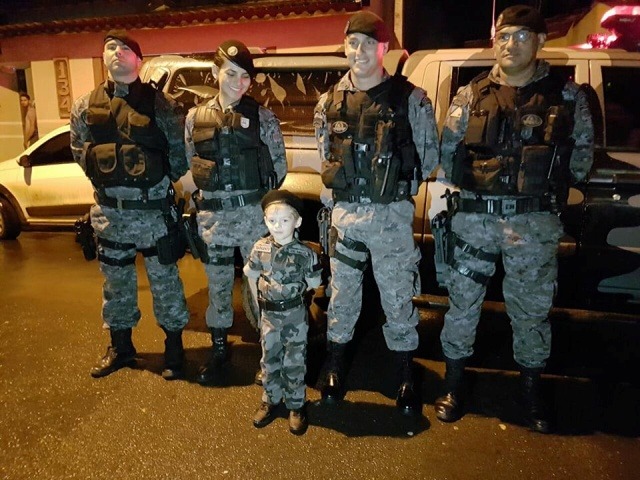 Equipe da ROTAI faz surpresa para menino apaixonado pela Polícia Militar 