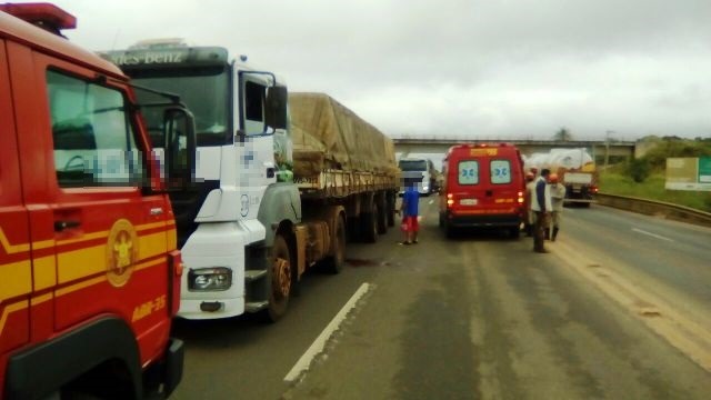 Jovem tenta suicídio e se joga na frente de carreta na BR-158