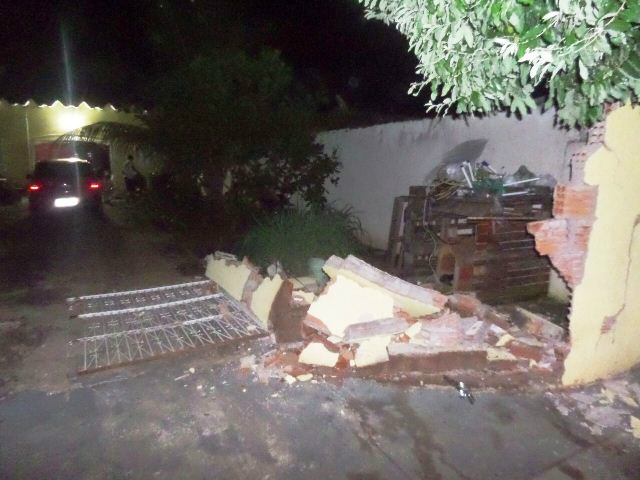 Carro desgovernado que invadiu residência e derrubou muro com portão fugiu com três rodas Carro desgovernado que invadiu residência e derrubou muro com portão fugiu com três rodas