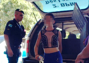 Menor que mordeu mão de policial é apreendida e levada para a delegacia 