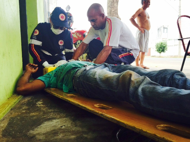 Atropelamento faz jovem derrubar árvore com o corpo ao lado do Presídio Feminino 