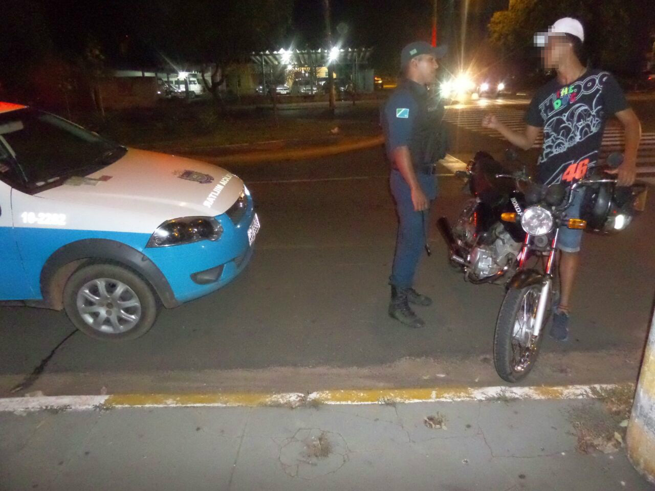 Motoqueiro com CNH provisória que deu “tiro” com escapamento de moto é detido na área central Motoqueiro com CNH provisória que deu “tiro” com escapamento de moto é detido na área central