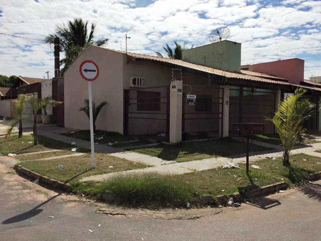 Vende se uma casa no Santos Dumont. 
