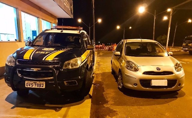 Tentando ajudar o amigo, passageiro apresenta CNH falsa a PRF e é preso em flagrante
