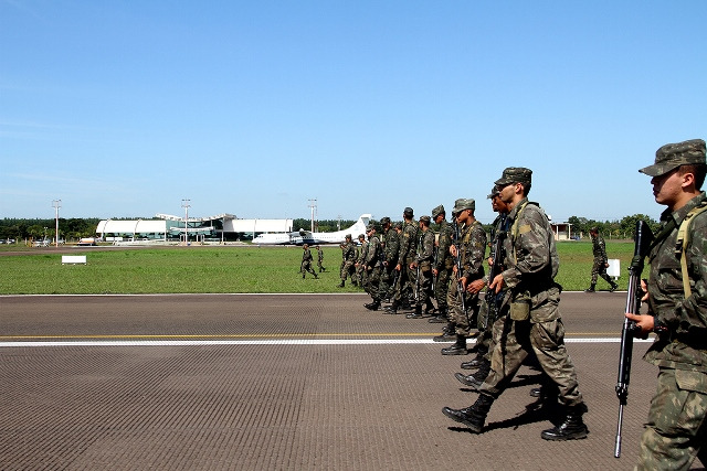 Pista do Aeroporto tem vistoria minuciosa com apoio da Artilharia Antiaérea