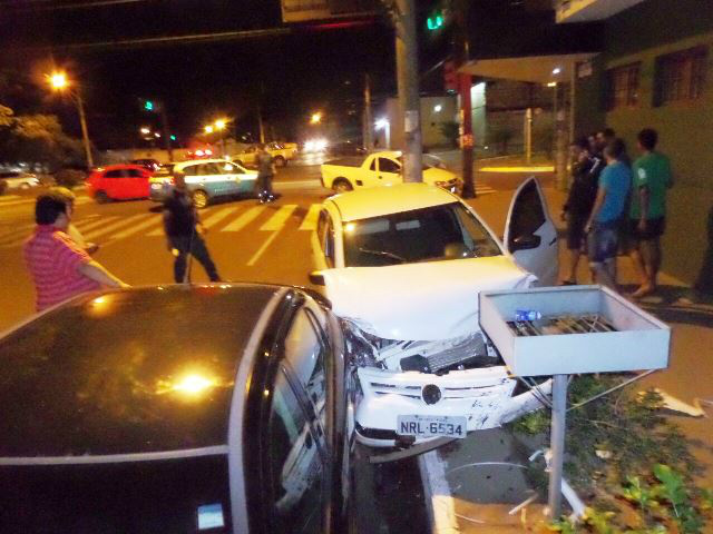 Após colisão, carros batem em poste e atinge Astra que estava estacionado 