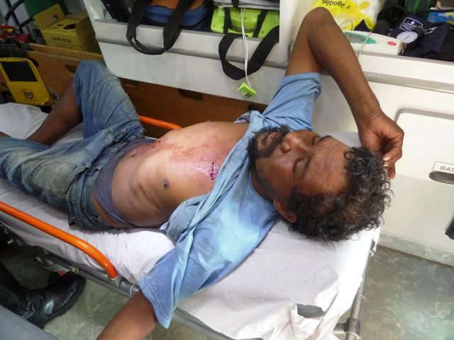 Andarilho esfaqueado em praça pública é levado ao Hospital Auxiliadora Andarilho esfaqueado em praça pública é levado ao Hospital Auxiliadora