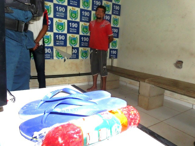 Ladrão de supermercado deixa cair produtos furtados na fuga Ladrão de supermercado deixa cair produtos furtados na fuga