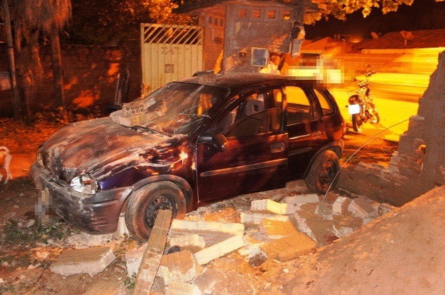Após bater em moto, carro derruba muro de residência no Parque São Carlos 