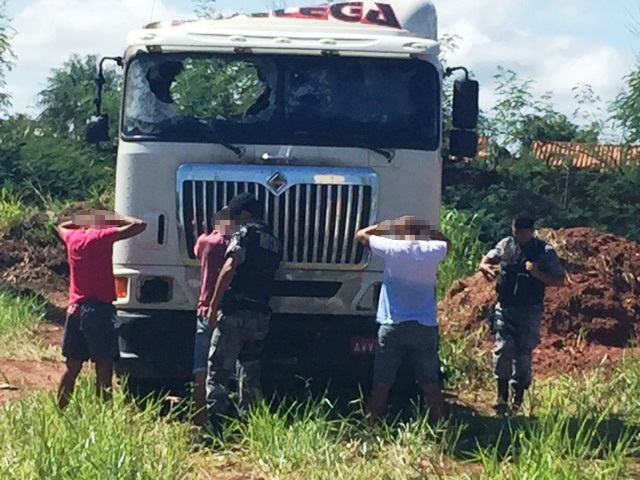 ROTAI atende ocorrência de possível furto em carreta incendiada ROTAI atende ocorrência de possível furto em carreta incendiada