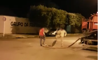 Prefeitura diz que caminhão filmado com mangueira na rede de esgoto é de empresa da Sanesul 