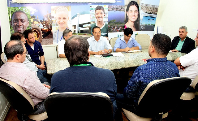 Prefeito se reúne com empresários para resolver problemas na via de acesso ao Jupiá