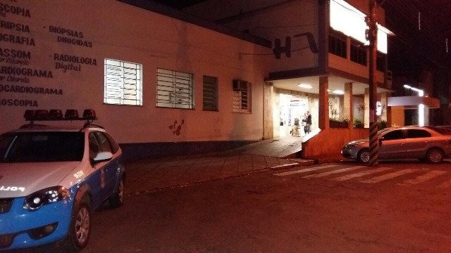 Motociclista é atropelada, arremessada de moto e está em estado grave