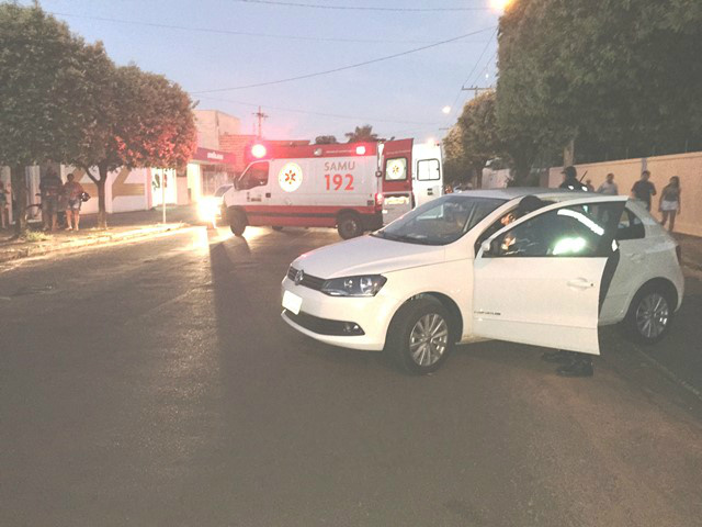 SAMU interdita rua e negocia com motorista para sair de veículo SAMU interdita rua e negocia com motorista para sair de veículo