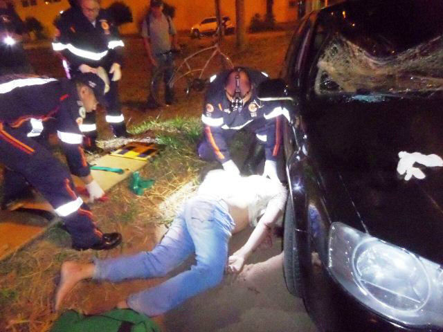 Golf fica com o teto destruído após atropelar ciclista na Ranulpho Marques Leal 