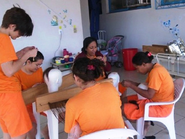 Presas doam cabelo e fazem perucas para mulheres com câncer