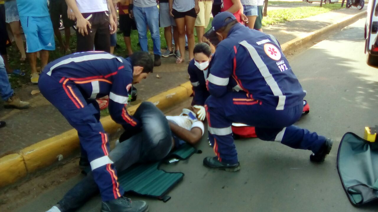 Piloto de moto potente se envolve em grave acidente no centro Piloto de moto potente se envolve em grave acidente no centro