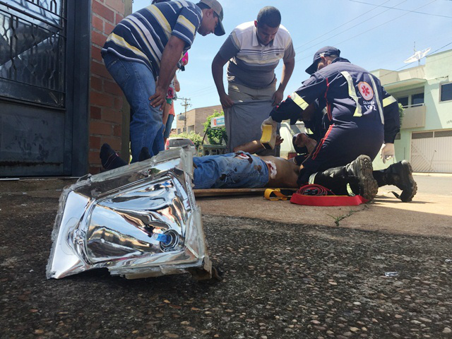 Motorista em camionete foge após provocar acidente em cruzamento do bairro Lapa 