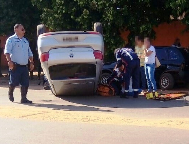 Ao desviar de cachorro, motorista perde controle e capota carro em avenida 
