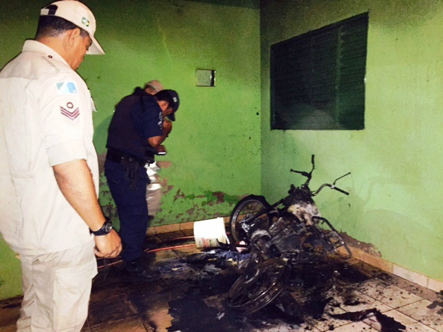 Moto é incendiada e as chamas são contidas pelos bombeiros 