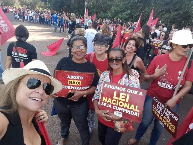 Professores do SINTED participam de manifestação na capital 