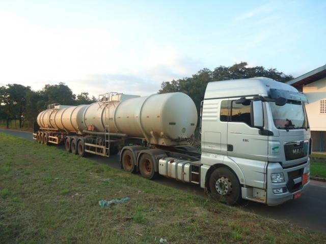 Polícia apreende duas carretas com 120 mil litros de etanol na BR-262