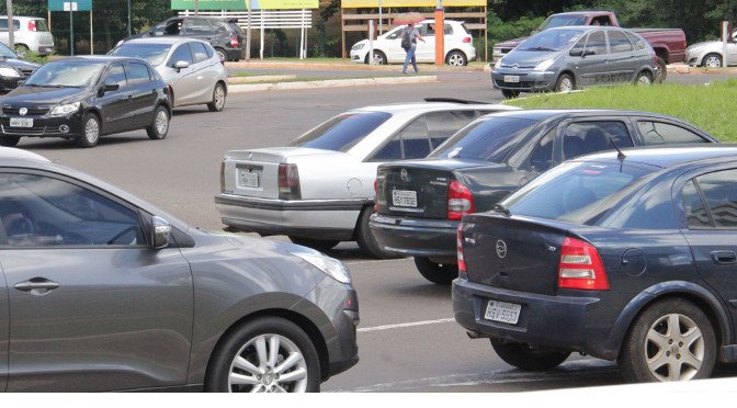 Licenciamento de veículos com placas final 3 e IPVA vencem nesta quarta-feira