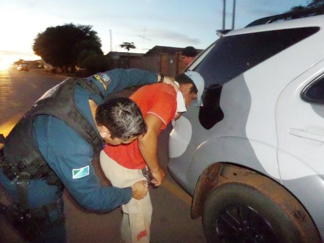 Jovem com suspeitas de embriaguez é preso após acidente 