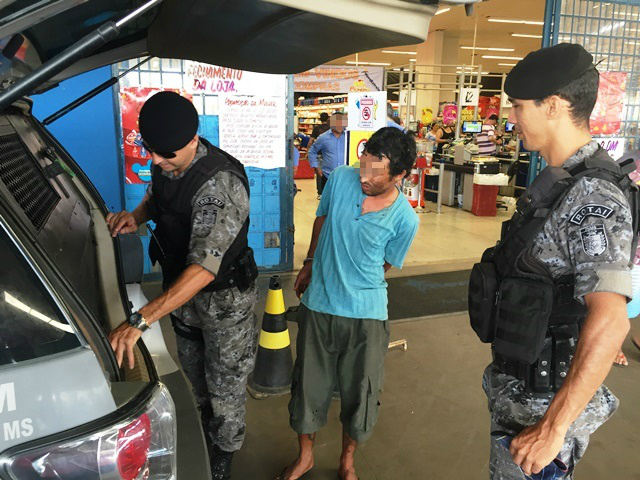 Viciado em drogas é flagrado furtando facas em supermercado no Santos Dumont 