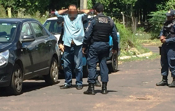 Policiais arrombam porta e libertam mulher de comerciante que era mantida em cárcere privado Policiais arrombam porta e libertam mulher de comerciante que era mantida em cárcere privado