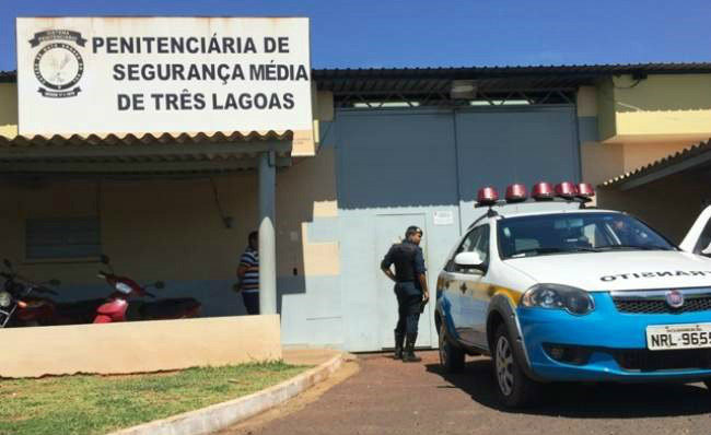 PM aprende mais de 1kg de maconha que seria jogado para detentos do presídio PM aprende mais de 1kg de maconha que seria jogado para detentos do presídio
